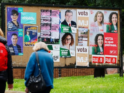 Fotografía de carteles con publicidad electoral con diferentes candidatos a la alcaldía de Bilbao y al territorio vizcaíno  en Bilbao.