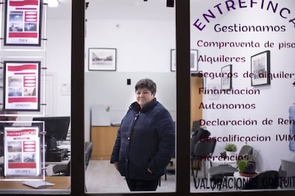 Pilar López, dueña de la inmobiliaria Entrefincas, dice que el barrio de Entrevías se gentrifica.
