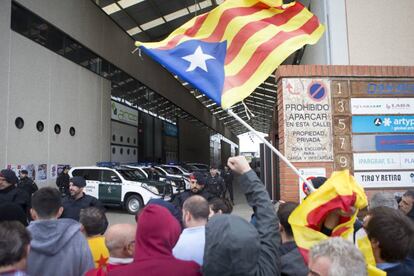 Protesta davant la Guàrdia Civil, que ha entat a la imprenta Artyplan de Sant Feliu de Llobregat.