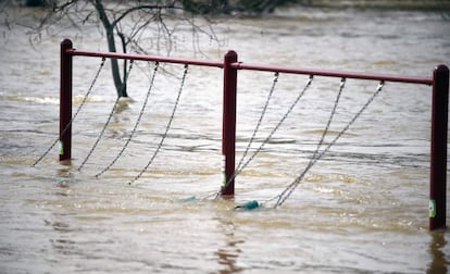 Unos columpios son arrastrados por el agua en el parque de Riverbend tras el desalojo de agua de la presa de Oroville, California, el 13 de febrero.