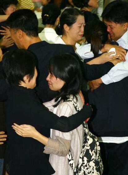 Rehenes liberados se abrazan a sus familiares en el hospital de Anyang.