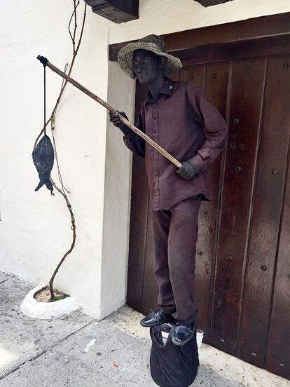 Cartagena de Indias. Estatua humana, a modo de pescador, en la calle de la Amargura.