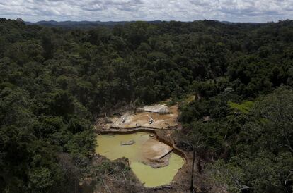Una mina de oro ilegal, en tierras indígenas, en el corazón de la selva amazónica, en el estado de Roraima, Brasil. 