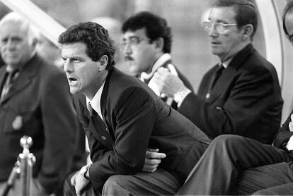 Zoco, delegado del Madrid, detrás de Capello, técnico del equipo blanco, durante el partido contra el Rayo en el Bernabéu, en 1996.