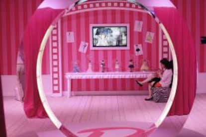 Una de las salas de la recién inaugurada "Barbie Dreamhouse Experience" (Experiencia en la casa de los sueños de Barbie), en Berlín, Alemania, hoy, jueves 16 de mayo de 2013. La instalación permanecerá abierta al público durante los próximos tres meses.