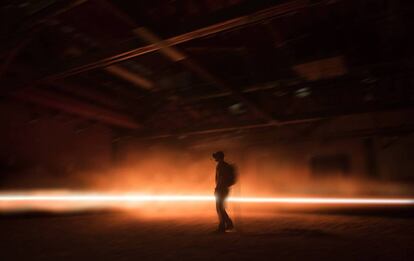 Un espectador en la instalación 'Carne y Arena'.