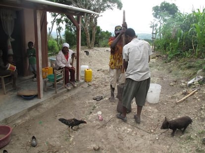 A parteira Anna Izne (no centro, sentada) ajudou milhares de mulheres no parto nas comunidades rurais de Petit-Goave.