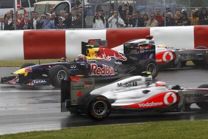 La lluvia que cayó sobre el trazado canadiense marcó el desarrollo de la carrera. En la imagen, el coche de Webber se interpone en el camino de los McLaren de Hamilton y Button.