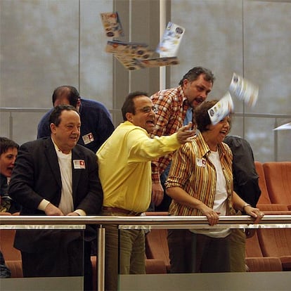 Sindicalistas y representantes vecinales protestan contra la privatización del Canal.