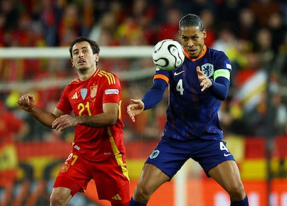 Virgil van Dijk controla la pelota ante Mikel Oyarzabal.