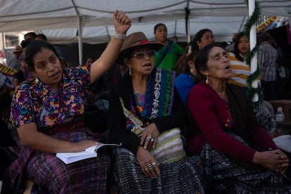 Líderes indígenas protestan frente a la sede del Ministerio Público (Fiscalía) para exigir la renuncia de la fiscal general, Consuelo Porras, en Ciudad de Guatemala (Guatemala). El 12 enero 2024.
