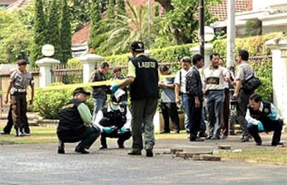 Policías indonesios examinan el lugar de los hechos.