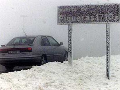 La nieve cubrió el puerto de Piqueras, en Soria, que comunica La Rioja y Madrid.