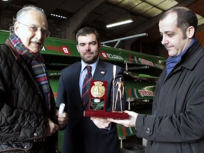 Azkuna (izquierda), junto a Anuzita (derecha), y el directivo del club de remo Deusto, Borja Rodrigo.