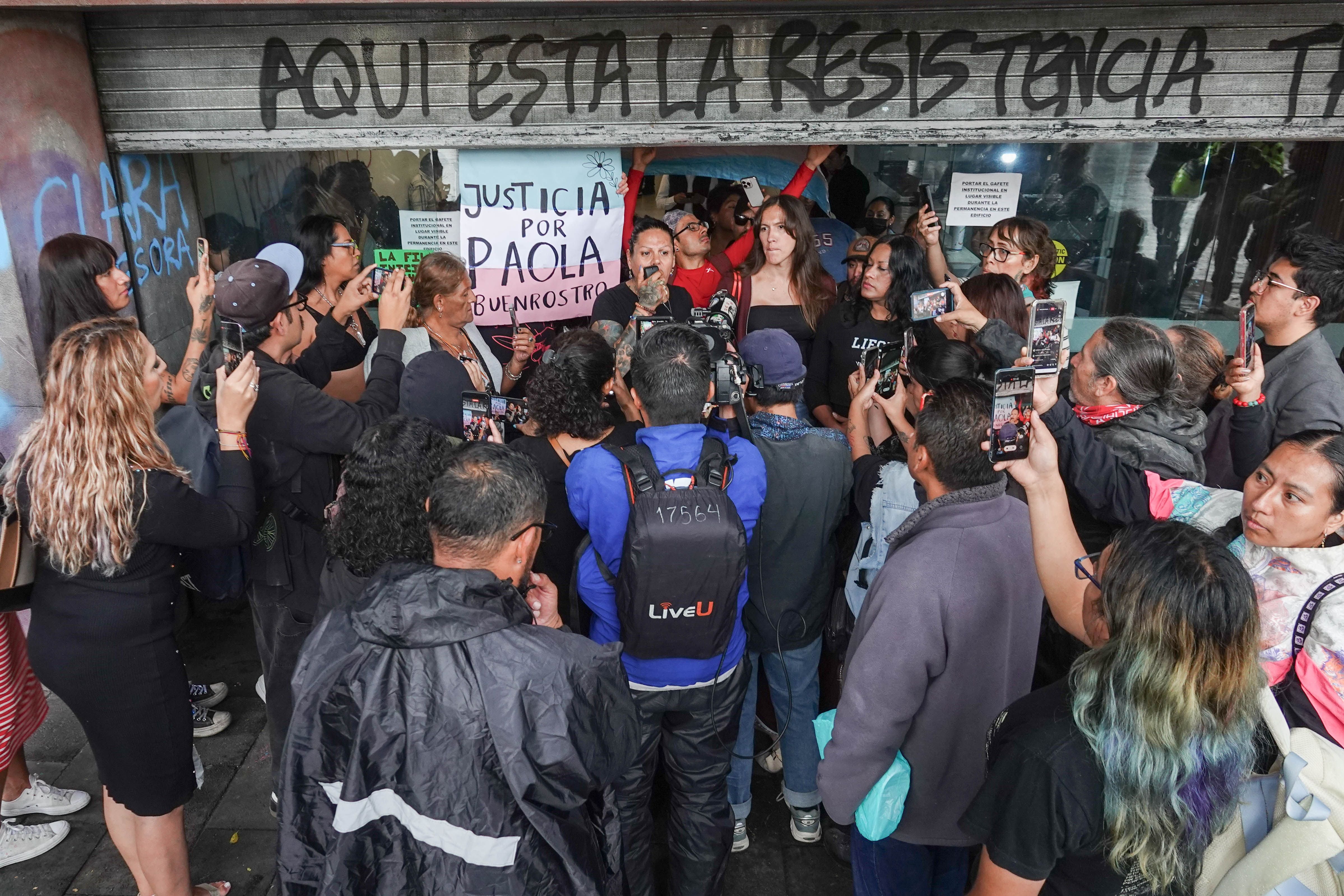 Activistas toman la Fiscalía de Ciudad de México para exigir que el crimen de Paola Buenrostro se juzgue como feminicidio