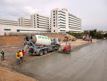 Varios operarios trabajan en las obras del hospital de campaña junto al hospital La Fe de Valencia.