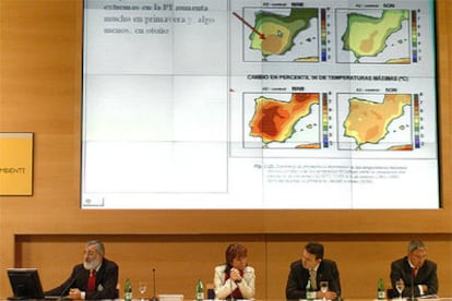 El catedrático de Ecología José Manuel Moreno y la ministra Cristina Narbona presentan las conclusiones del estudio.