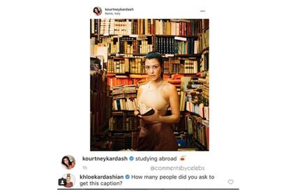 Pocas cosas hay tan bonitas como la relación entre hermanas. Si no, que se lo digan a Kourtney (EE.UU., 1979), la hija mayor del clan Kardashian. Comparte una foto en lo que parece ser una biblioteca o librería de Roma con el comentario: “Estudiando en el extranjero”. A lo que la tercera en la sucesión al trono, Khloé Kardashian (EE.UU., 1984) le responde: “¿A cuántas personas has pedido ayuda para escribir este pie de foto?”.