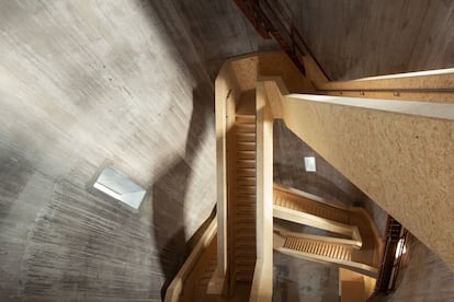 El estudio de arquitectos Zecc convirtió una antigua torre de agua en un mirador. Una escalera asciende a 45 metros de altura para ofrecer una vista panorámica a través de cuatro ventanas. Los peldaños cambian su línea y robustez según se va escalando, al combinarse rampas diferentes: la primera es una escalera de acero ya existente que circula siguiendo la pared; la segunda, la de nueva creación, en madera comprimida, zigzaguea por la barriga de la torre. En la cúspide se encuentra el último tramo, que lleva hasta el observatorio.