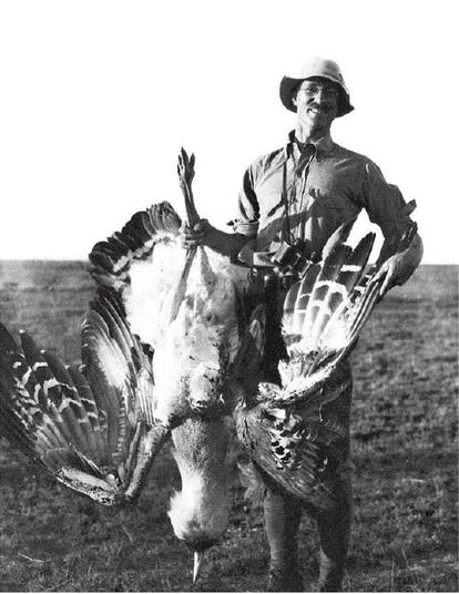 El coronel Meinertzhagen con una avutarda.