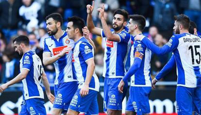 Marc Navarro celebra junto a sus compañeros su gol ante el Sevilla.