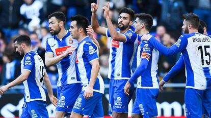 Marc Navarro celebra junto a sus compa&ntilde;eros su gol ante el Sevilla. 