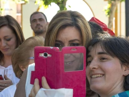 Susana D&iacute;az, este viernes, durante un paseo por Alcaudete (Ja&eacute;n).