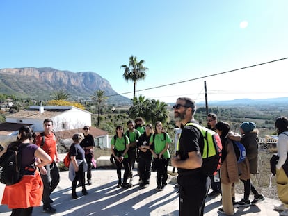 En primer plano, Josep Fornés, alcalde de Jesús Pobre, durante la ruta de Cavanilles Explora con el parque natural del Montgó al fondo.