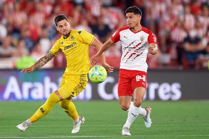 Lucas Robertone, del Almería, disputa un balón con Roberto Olabe, del Alcorcón, este sábado.