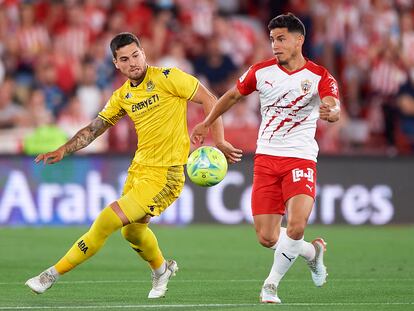 Lucas Robertone, del Almería, disputa un balón con Roberto Olabe, del Alcorcón, este sábado.