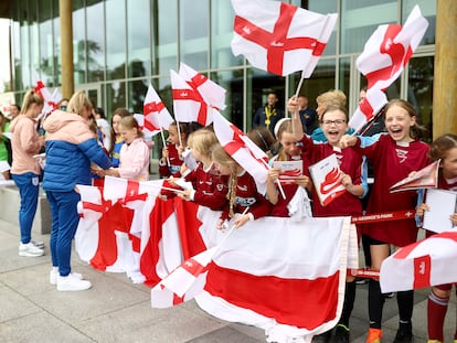 Un grupo de fans de la selección de Inglaterra anima a sus jugadoras.