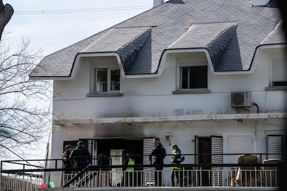 Varios agentes de la Policía Nacional en la residencia Juan XXIII, ubicada en el distrito madrileño de Moncloa-Aravaca, este domingo.