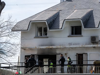 Varios agentes de la Policía Nacional en la residencia Juan XXIII, ubicada en el distrito madrileño de Moncloa-Aravaca, este domingo.