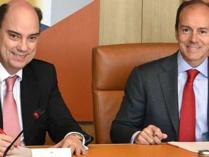 Los consejeros delegados de Mapfre Espa&ntilde;a, Jose Manuel Inchausti (izqda.), y Santander Espa&ntilde;a, Rami Aboukhair (dcha.) en la firma del acuerdo