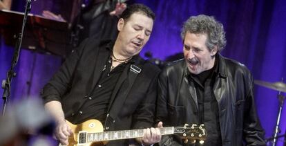 Carlos Goñi y Miguel Ríos, en concierto.