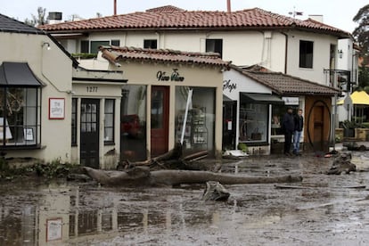 Estado de una calle de Montecito, llena de escombros y barro tras las lluvias torrenciales que han afectado a California, el 9 de enero de 2018.