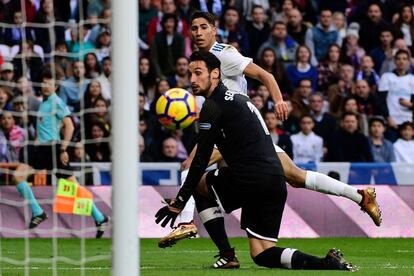 Achraf Hakimi (detrás), defensa del Real Madrid, anota el quinto gol ante la mirada del portero del Sevilla Sergio Rico.