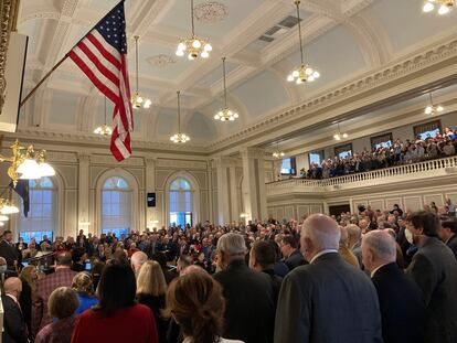 Los miembros de la Cámara de Representantes de Nuevo Hampshire escuchan el himno nacional antes de una sesión, en una imagen de diciembre de 2022.