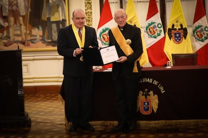 El cardenal y exarzobispo de Lima, Juan Luis Cipriani, recibe la medalla al mérito del ayuntamiento de Lima del alcalde de la ciudad, Rafael López Aliaga, el pasado 7 de enero.