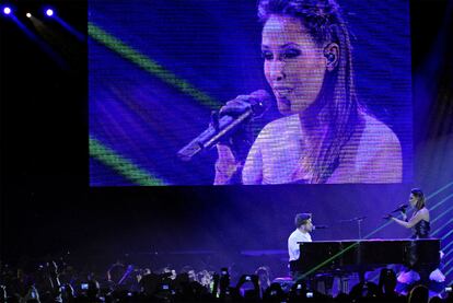 Pablo Alborán (Artista Revelación) y Malú (mejor canción por <i>Blanco y Negro</i>) encima del escenario durante su dúo.