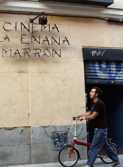 Entrada de la sala La Enana Marrón.