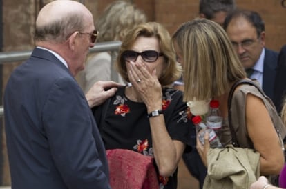 Los padres de Laura C.B, la mujer estadounidense asesinada y descuartizada el pasado 30 de agosto en Sevilla, durante el entierro en el cementerio de San Fernando.