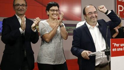El candidato del PSC, Miquel Iceta (d), durante su valoración ante los medios de comunicación en la sede de los socialistas catalanes en Barcelona, de los resultados obtenidos en las elecciones catalanas.