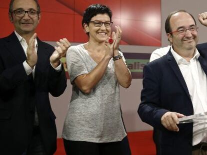  El candidato del PSC, Miquel Iceta (d), durante su valoraci&oacute;n ante los medios de comunicaci&oacute;n en la sede de los socialistas catalanes en Barcelona, de los resultados obtenidos en las elecciones catalanas.