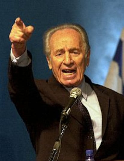 Simón Peres habla ayer a los laboristas en la sede del partido, en Tel Aviv.