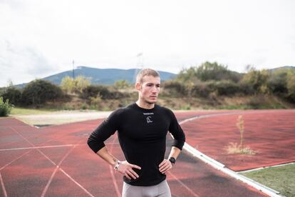 Álex Díaz, opositor para bombero de la Comunidad de Madrid, durante una sesión de entrenamiento en Guadarrama.