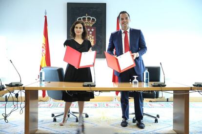 Isabel Díaz Ayuso (PP) e Ignacio Aguado (Cs) firman el acuerdo entre el Partido Popular y Ciudadanos, en la Asamblea de Madrid. Díaz Ayuso, presidenta con siete consejerías, y Aguado, vicepresidente con seis, necesitan los votos de Monasterio para poder gobernar. Por su parte, Vox ha calificado el pacto de "vergonzoso".