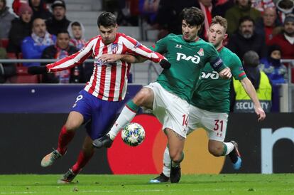 El delantero del Atlético de Madrid Álvaro Morata (i) lucha con el croata Vedran Corluka, del Lokomotiv, durante el partido correspondiente a la fase de grupos de la Liga de Campeones que se disputa este miércoles en el Estadio Wanda Metropolitano, en Madrid.