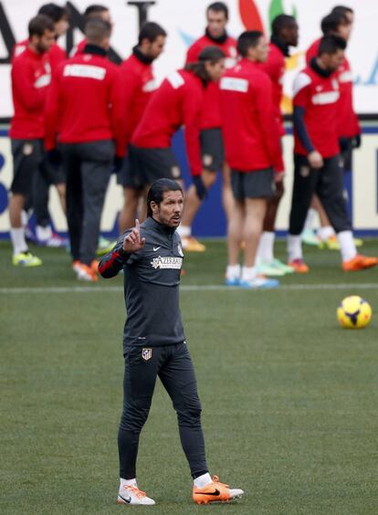 El entrenador del Atlético de Madrid, Diego Simeone, durante el último entrenamiento, antes del clásico frente al Barcelona.