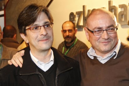 Mikel Arana (izquierda) releva a Javier Madrazo como coordinador de Ezker Batua (EB) en marzo de 2009.